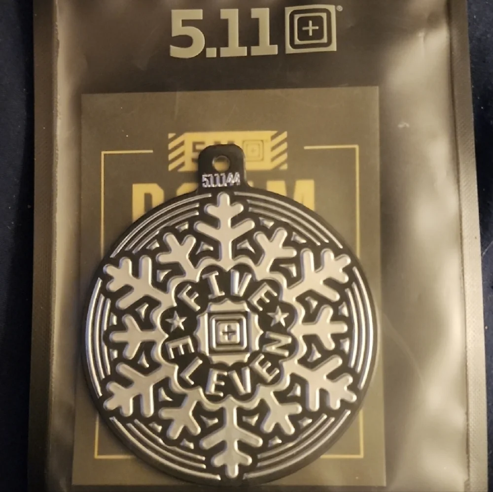 5.11 PATCH Tactical Black and White Snowflake Emblem